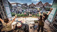 Sicht von der Bühne bei einem Konzert auf dem Kurplatz auf Juist auf das Publikum