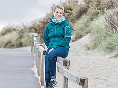 Alleinreisende auf Singleurlaub an der Nordsee am Strandabgang auf Juist