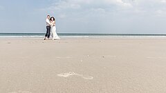 Hochzeit auf Juist - Paar an der Wasserkante am Strand auf Juist