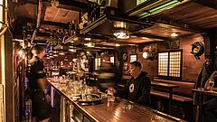 Nachtleben auf Juist mit einem Getränk in einer urigen Kneipe