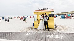 Hochzeit auf Juist - Ehepaar am Nordseestrand