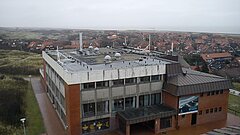 Luftaufnahme vom Haus des Kurgastes auf Juist