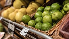 Große Auswahl an exotischeren Obst- und Gemüsesorten wie zum Beispiel Limetten oder Zitronen