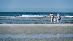 Familie am Strand auf Juist an der Wasserkante