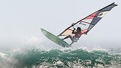 Windsurfer auf der Nordsee mit Welle