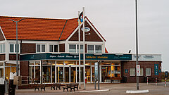 Anreise auf die Insel Juist - Bild zeigt Hafenbetriebsgebäude