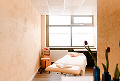 Thalassoangebote auf Juist - Foto zeigt Blick in einen Behandlungsraum im Töwervital auf Juist mit Fensterfront und heller Einrichtung