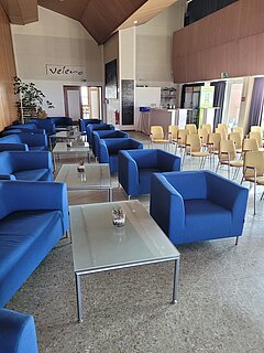 Kleiner Saal im Haus des Kurgastes auf Juist mit Blick auf Bestuhlung und Einrichtung