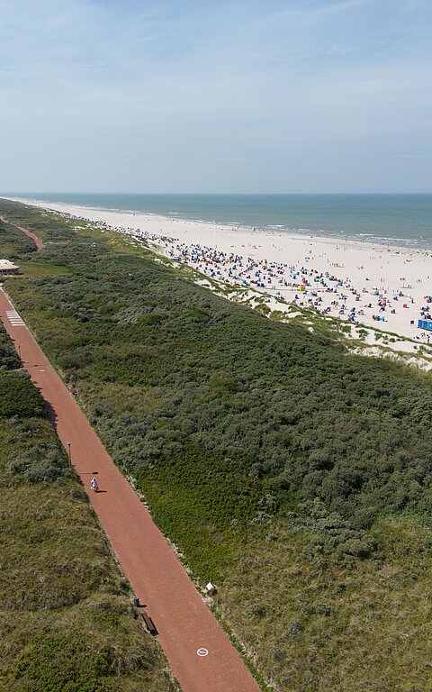 Luftaufnahme Juist Blick auf Promenade, Strand und Dünenlandschaft - Symbolbild für Aktuelles und Nachrichten von Juist