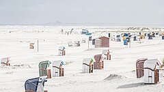 Strand auf Juist mit Strandkörben