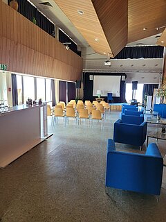 Kleiner Saal im Haus des Kurgastes auf Juist mit Blick auf Bestuhlung und Einrichtung