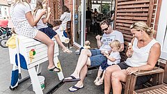Familie isst Eis auf Juist