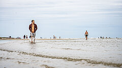 Newsletter von Juist - monatliche Juistpost - Bild vom Strand auf Juist einer Person an der Wasserkante