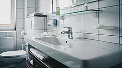 Badezimmer in einem Zimmer in einem Hotel oder einer Pension auf Juist an der Nordsee