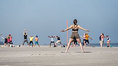 Yoga am Strand bei der Gesundheitswoche