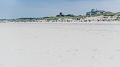 Naturverbundenheit und Nachhaltigkeit gehen Hand in Hand wie hier am Strand auf Juist
