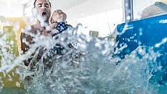 Vater und Kind auf einer Rutsche im Schwimmbad auf Juist