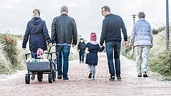 Familie geht auf der Juister Strandpromenade spazieren