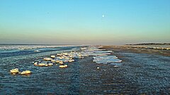 Winterurlaub auf Juist - Blick auf den mit Schnee bedeckten Strand 