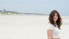 Newsletter von Juist - monatliche Juistpost - Bild vom Strand auf Juist einer Person an der Wasserkante