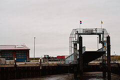 Anreise mit der Fähre auf die Nordseeinsel Juist - Bild zeigt Gangway im Hafen von Juist, die nicht in Betribe ist