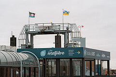anreise mit der Fähre auf die Nordseeinsel Juist - Bild zeigt Gangway vom Schiff auf Land im Hafen auf Juist