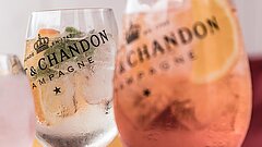 Getränke auf einem Tisch beim Ausgehen auf Juist