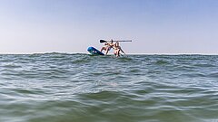 Stand Up Paddling auf der Nordsee auf Juist mit Wellen und Wind