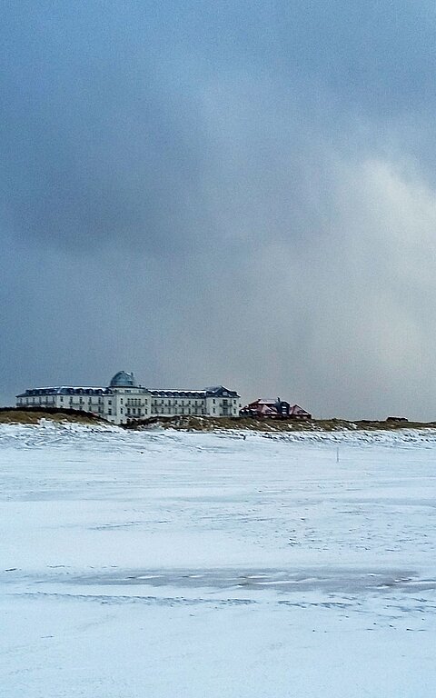 Winterurlaub auf Juist - Blick auf den mit Schnee bedeckten Strand von der Nordsee aus