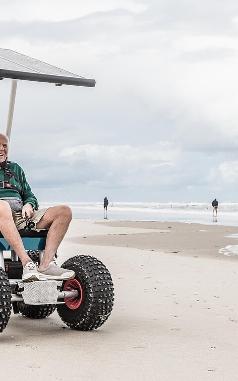 Solarbetriebener Rollstuhl am Strand auf Juist