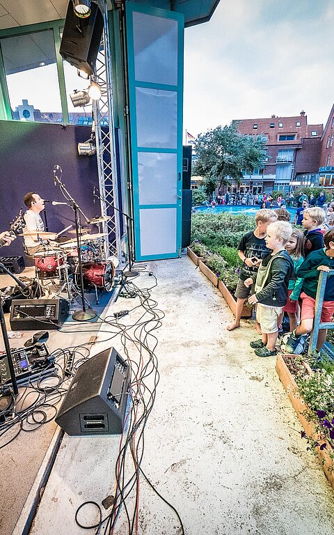 Band mit Zuschauerschaft bei einem Konzert auf dem Kurplatz auf Juist