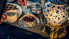 Teekanne, Teetasse und Waffel in einem Café auf Juist