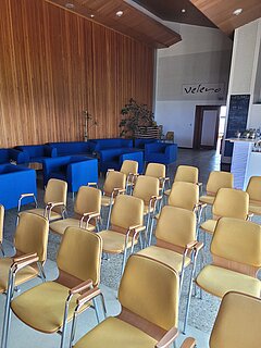 Kleiner Saal im Haus des Kurgastes auf Juist mit Blick auf Bestuhlung und Einrichtung
