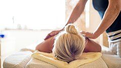 Wellnessanwendung an den Schultern und auf dem oberen Rücken  im TöwerVital auf Juist 