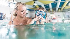 Mutter und Kind im Schwimmbad auf Juist