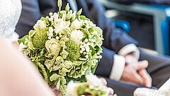 Hochzeit auf Juist - Trausaal im Alten Warmbad - Detail Blumenstrauß