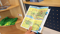 Beratung und Service mit Inselkarte Juist in der Tourist-Information im Rathaus auf Juist