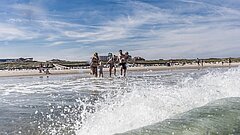 Familie am Juister Strand im Familienurlaub an der Nordsee