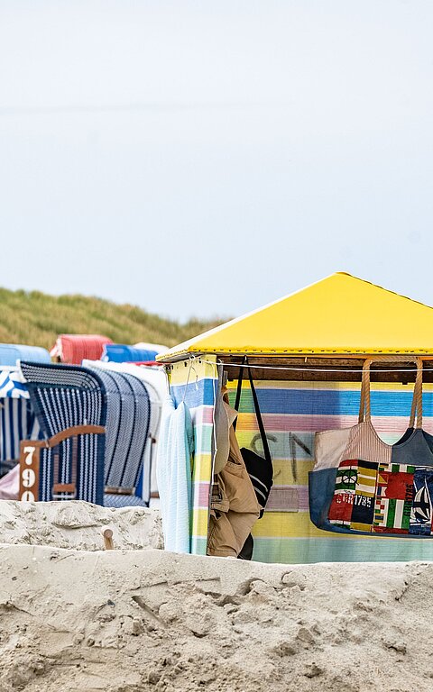 Strandzelt auf Juist mit diversen Souvenirs und Dekoration