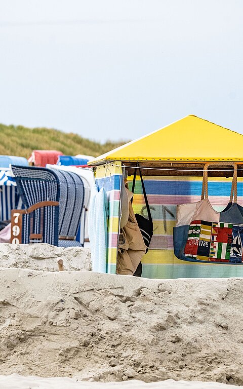 Strandzelt auf Juist mit diversen Souvenirs und Dekoration