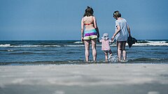 Familie am Juister Strand im Familienurlaub an der Nordsee