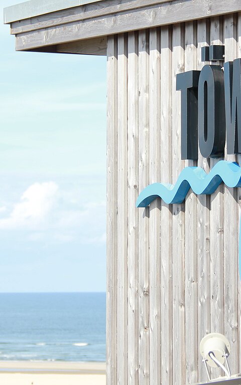 Aussenansicht TöwerVital auf Juist mit Logo