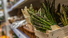 Lebensmittel einkaufen auf Juist - grüner Spargel frisch im Laden
