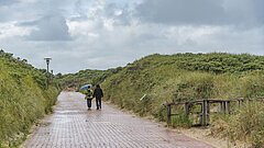 Regenwetter auf der Strandpromenade auf Juist im Herbst oder Winter