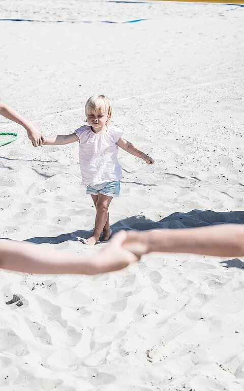 Gruppe an Kindern mit Kursleitung am Strand auf Juist bei einem Kinderanimationsangebot