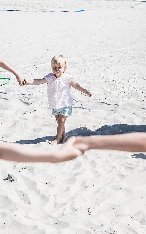 Gruppe an Kindern mit Kursleitung am Strand auf Juist bei einem Kinderanimationsangebot