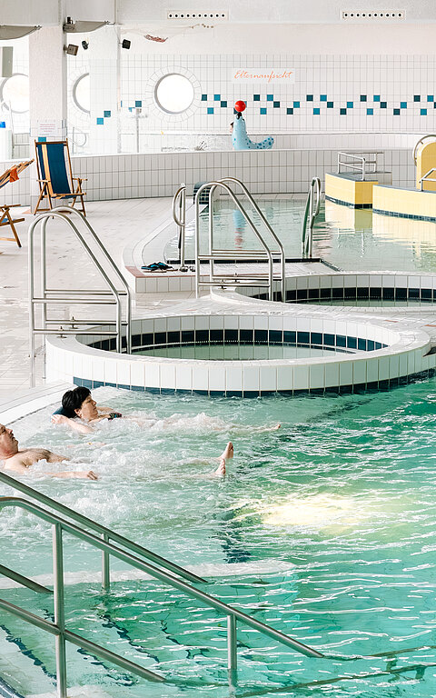 Schwimmbad auf Juist - Bild zeigt Meerwassererlebnisbad im TöwerVital auf Juist mit Fokus auf das Becken mit Whirlpool und Kinderbecken im Hintergrund