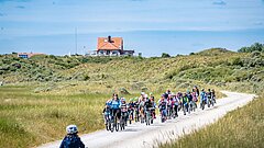 Radfahrer auf Juist auf der Flugplatzstraße