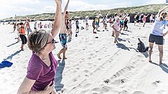 Frau beim Sport am Strand auf Juist