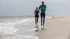 Joggen an der Wasserkante beim Strandsport auf Juist